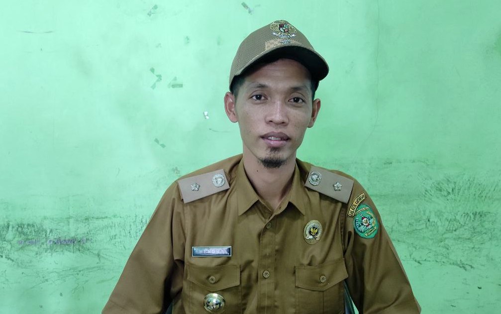 Hendra, kepala Desa Muara Kaman Ulu. Mengakui bahwa banyak warganya yang masuk kategori miskin karena tidak memiliki toilet di rumah. FOTO: ALDI BUDIARIS-KANDELA-KALTIMKECE.ID